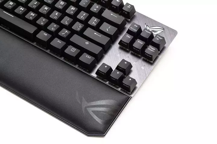 11-asus-rog-strix-scope-tkl-deluxe.webp