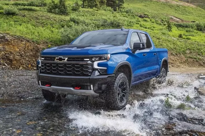 2022-chevrolet-silverado-zr2-002.webp