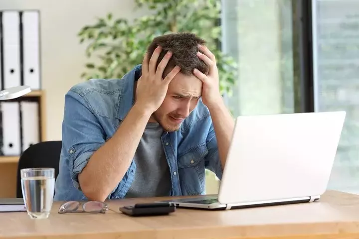 frustrated-man-laptop-1620x1080_large.webp