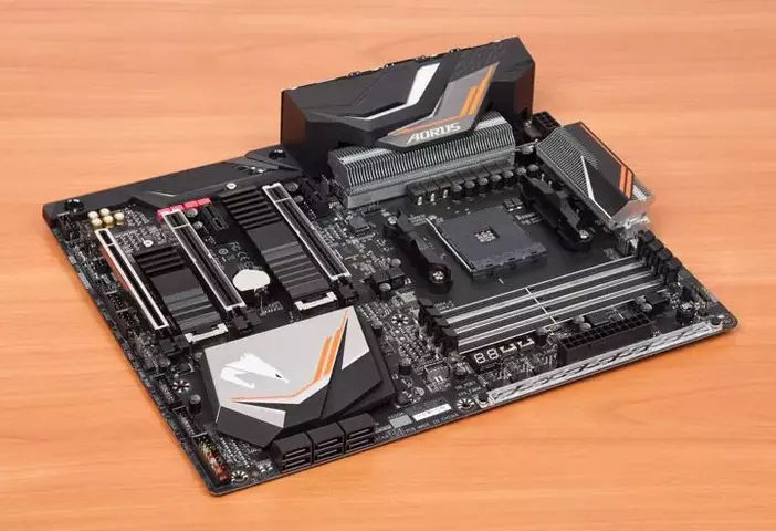 192-gigabyte-x470-aorus-gaming-7-wifi.webp