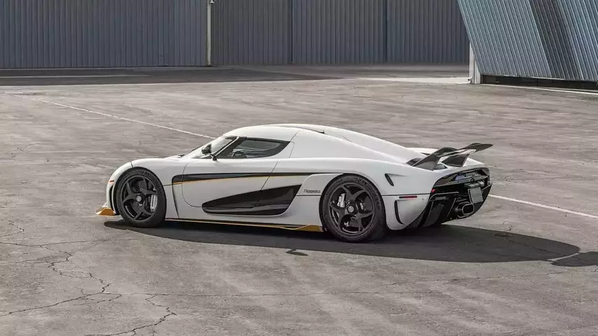 2019-koenigsegg-regera-side-view.webp