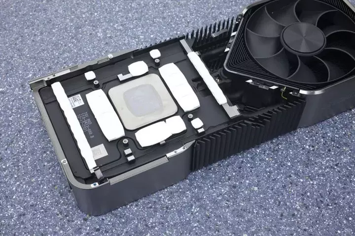 sm.RTX3090-Ti-cooler.750.webp